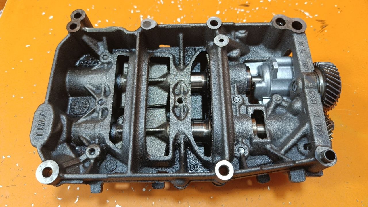 Volkswagen Passat Alltrack B7 (2010-2015) Масляный насос 03L103535, 03L103537, 03L115105D, 03G103580H, 03G103305C 01020001