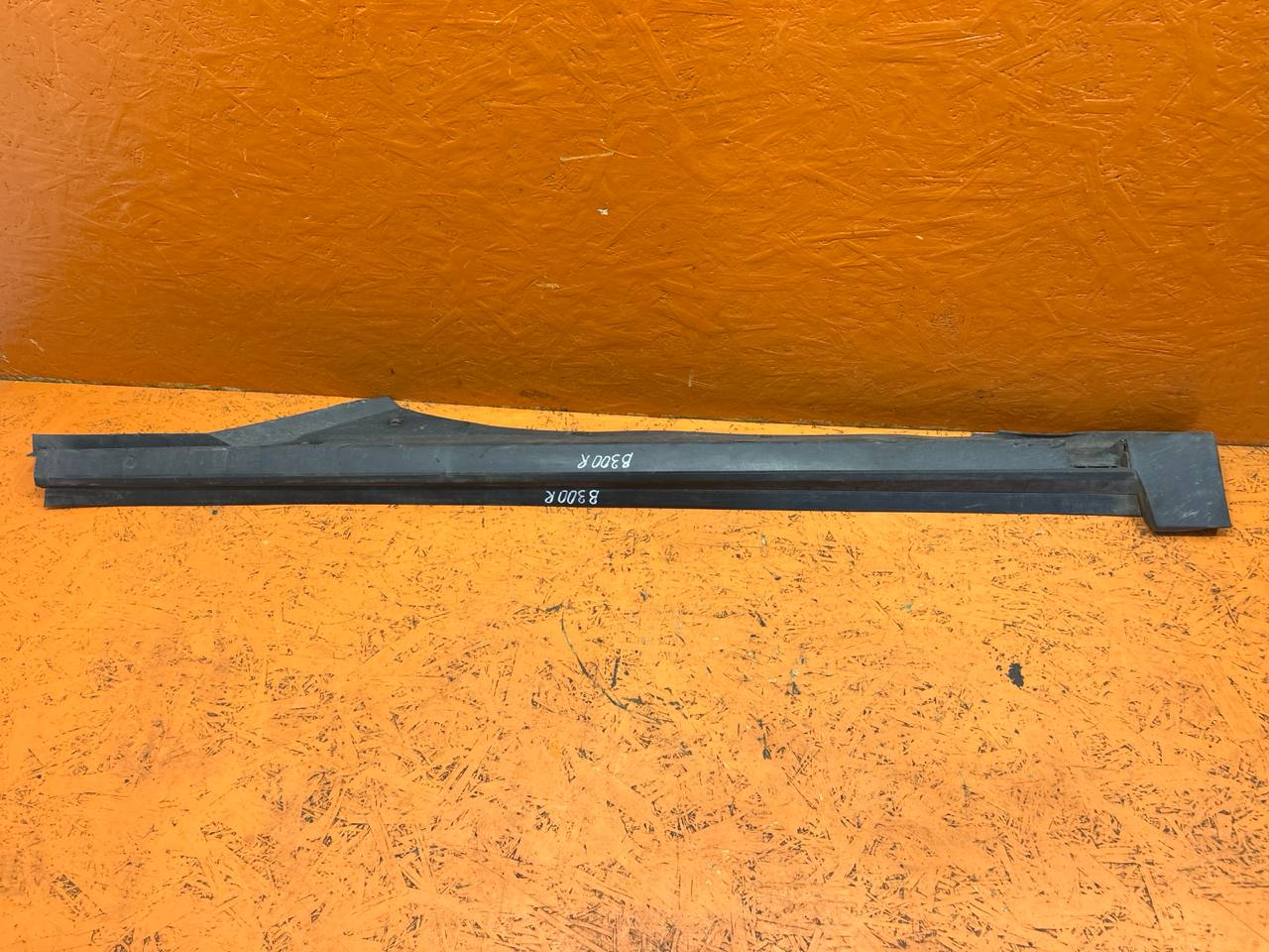 Volkswagen Passat B5 (1996—2001) Накладка на порог 3B0853855, 3B0853855D , 3B0853855D 01020097v1