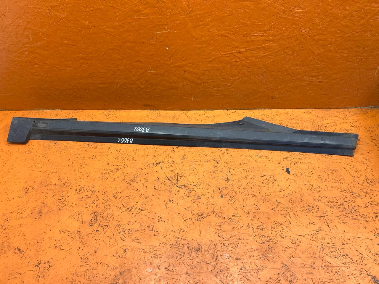 Volkswagen Passat B5 (1996—2001) Накладка на порог 3B0853856, 3B0853855D 01020309v1