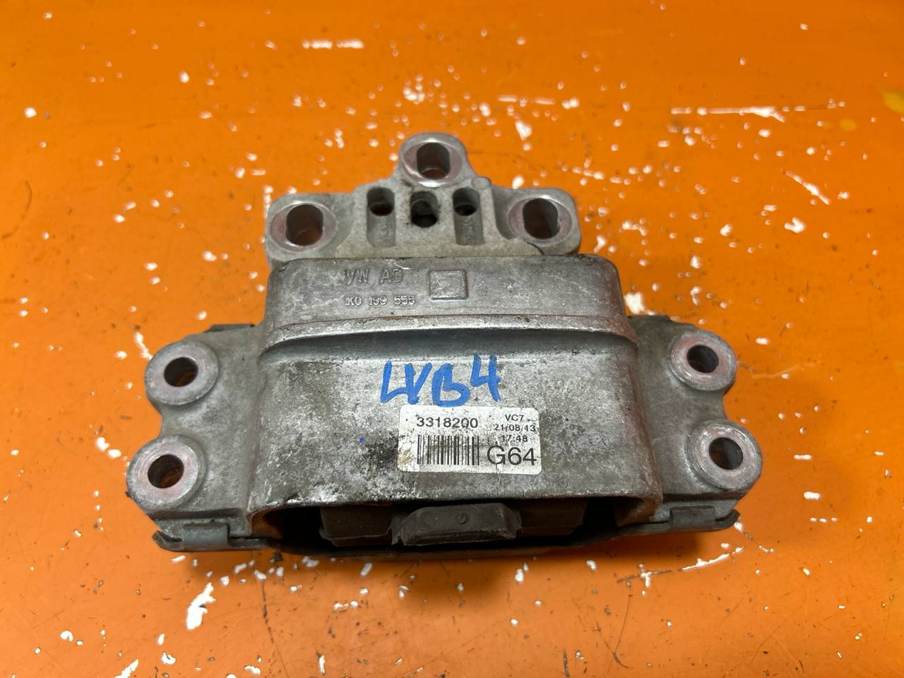Volkswagen Passat B7 (2010—2015) Подушка крепления КПП 1K0199555, 1K0199555AQ 01020558