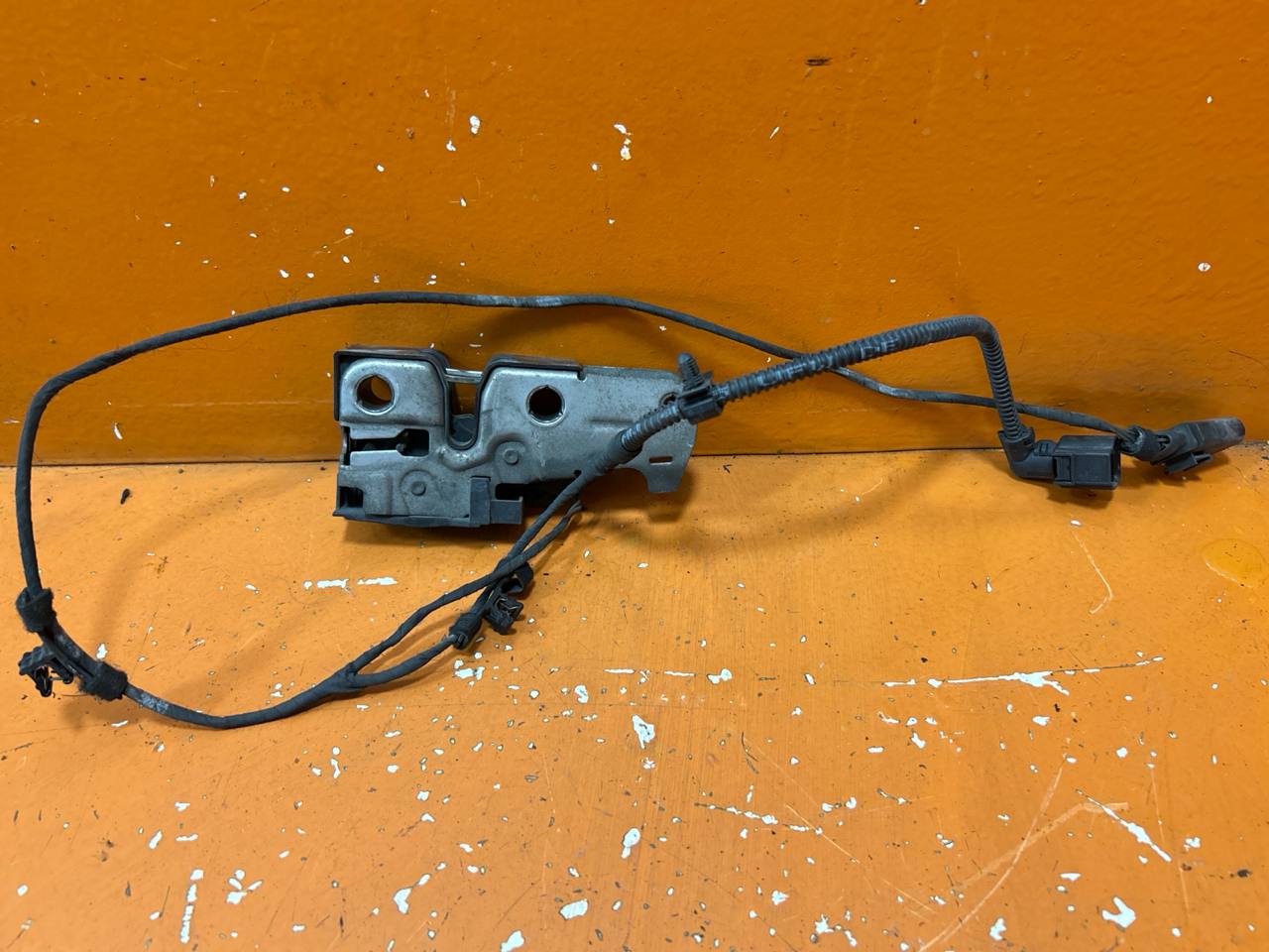 Volkswagen Passat B7 (2010—2015) Замок капота 3C1823187 01021234