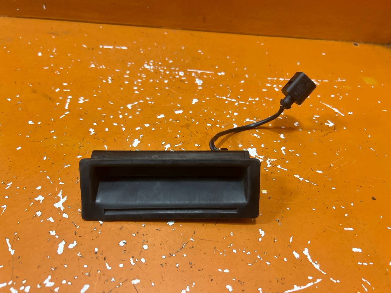 Volkswagen Touareg I (2002—2006) Ручка крышки багажника 1J0827566F 01021375