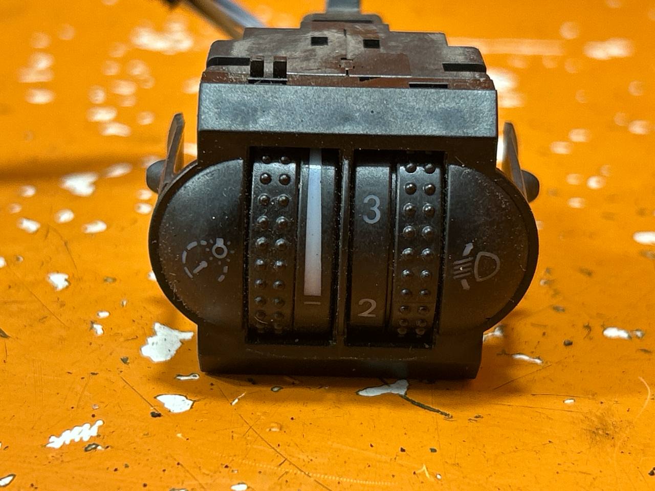 Volkswagen Passat B5 (1996—2001) Кнопка корректора фар 3B0941333C 01021635v1