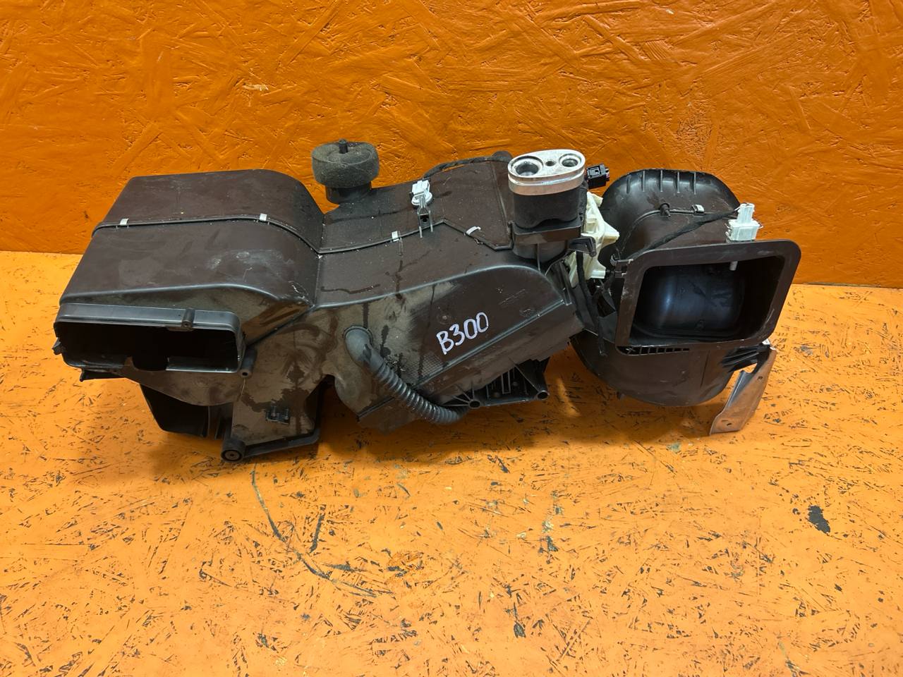 Volkswagen Passat B5 (1996—2001) Корпус отопителя (печки) 8D1820005P 01023714v1