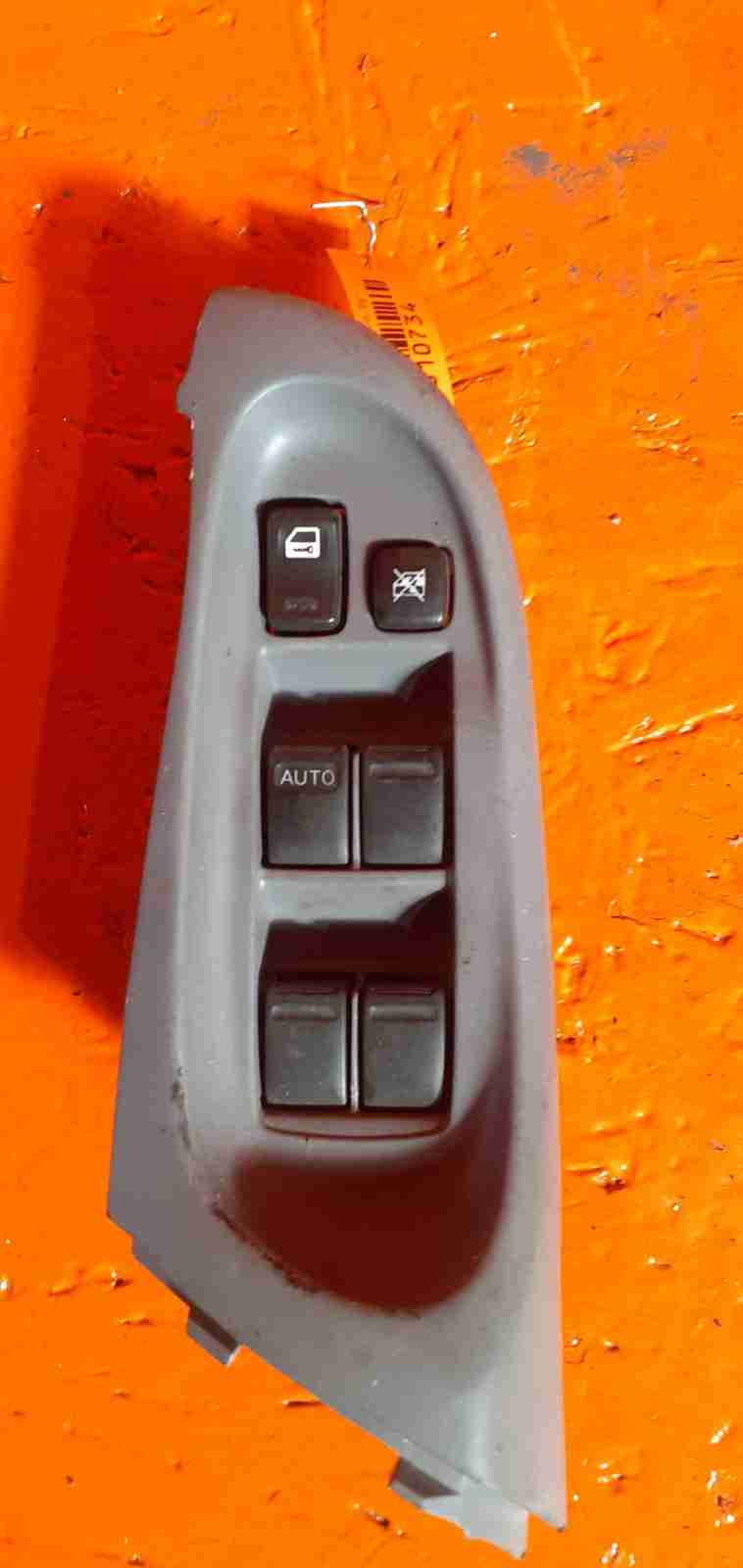 Nissan Almera Кнопка стеклоподъемника переднего левого 1010734